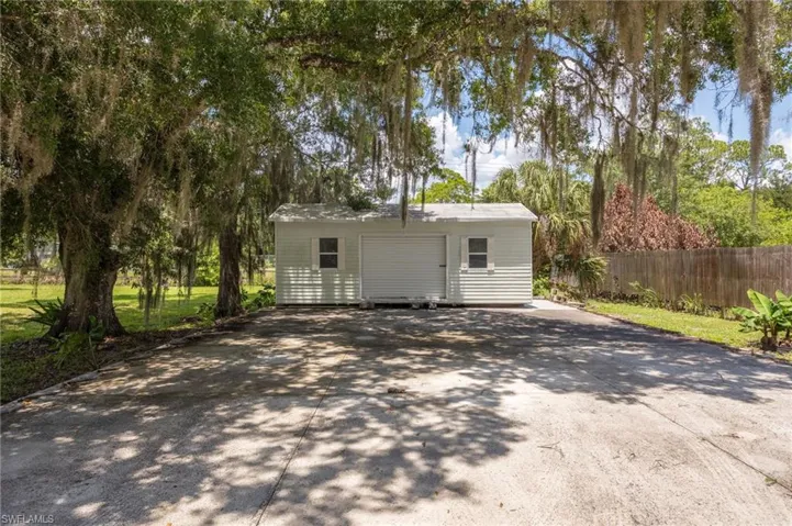 22031  Edwards  DR, Alva, FL 33920
