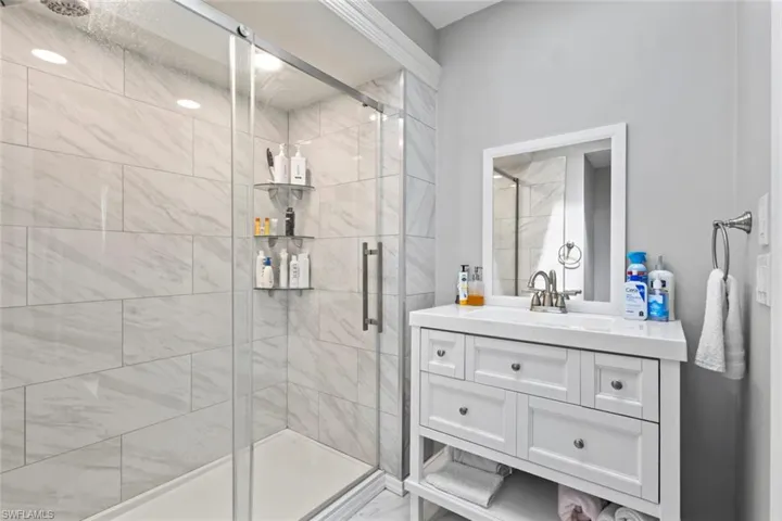 Bedroom 2's ensuite bathroom