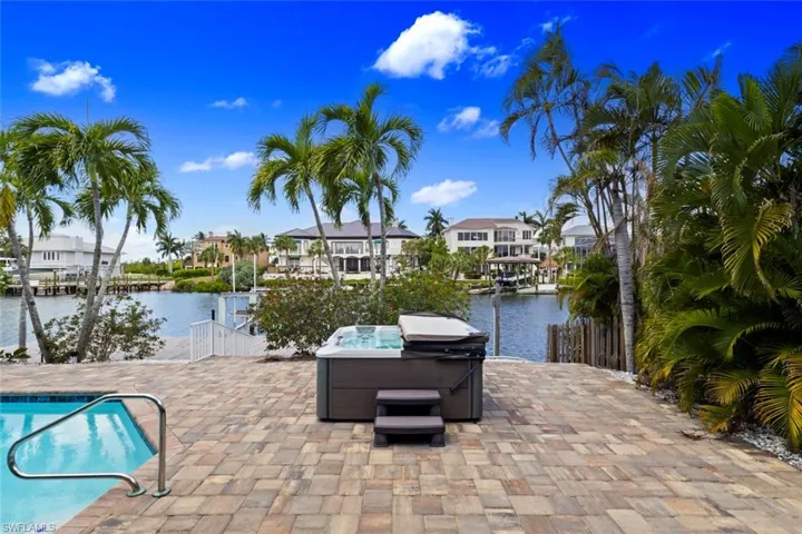 Oversized pool deck, with included spa