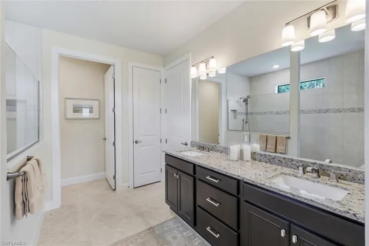 Bathroom with double vanity, wc closet, shower and walk in closet