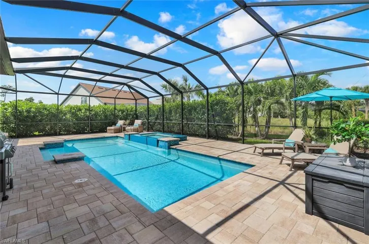 PRIVATE Large pool, lanai, views of NO ONE except landscaping and nature