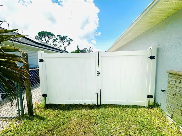 View of yard featuring a gate