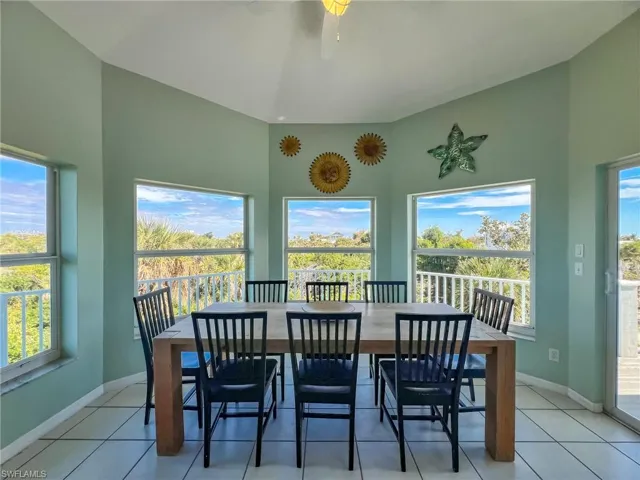 Sunroom / solarium with plenty of natural light