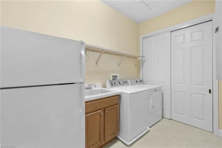 6414  Legacy  CIR, Naples, FL 34113