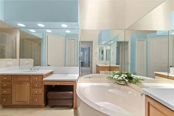 6414  Legacy  CIR, Naples, FL 34113