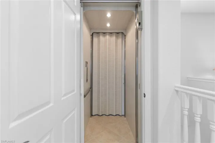 6414  Legacy  CIR, Naples, FL 34113