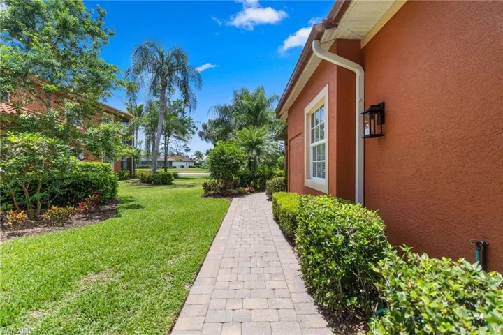 6414  Legacy  CIR, Naples, FL 34113