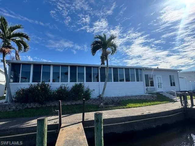 Manufactured / mobile home with a sunroom