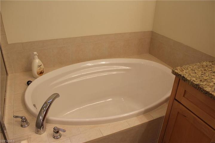 Soaking tub
