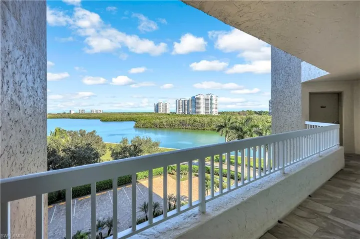 Water views all around!