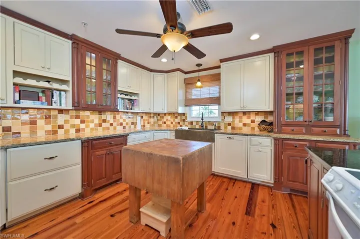 Look at the counter space!