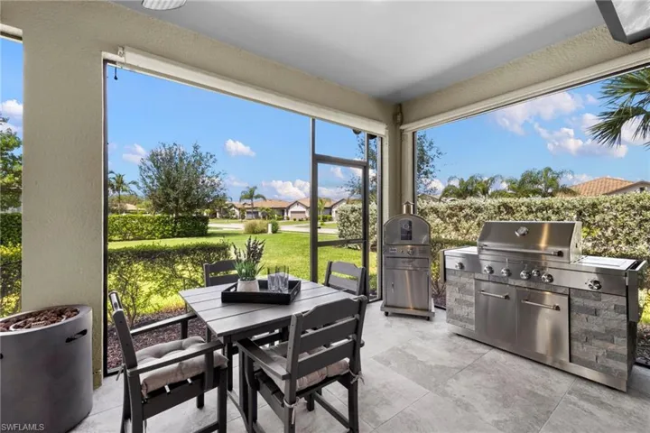 Huge lanai with Outdoor kitchen and Pizza oven