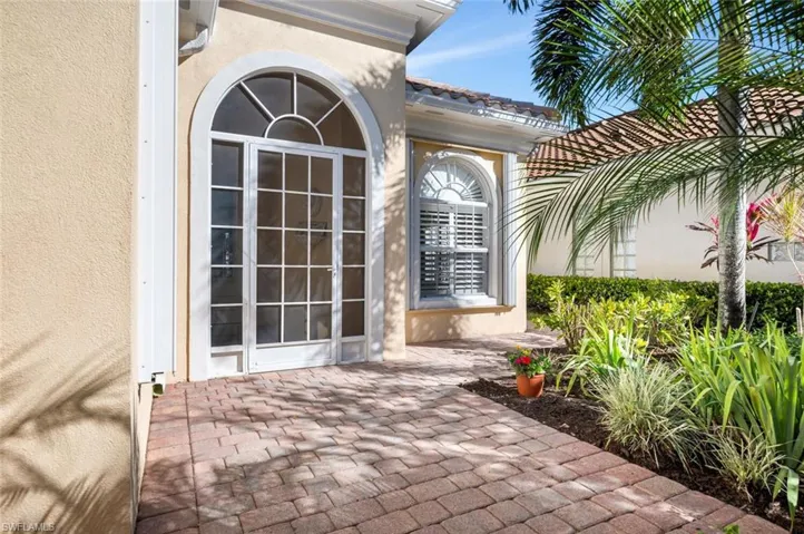 Screened front entry way