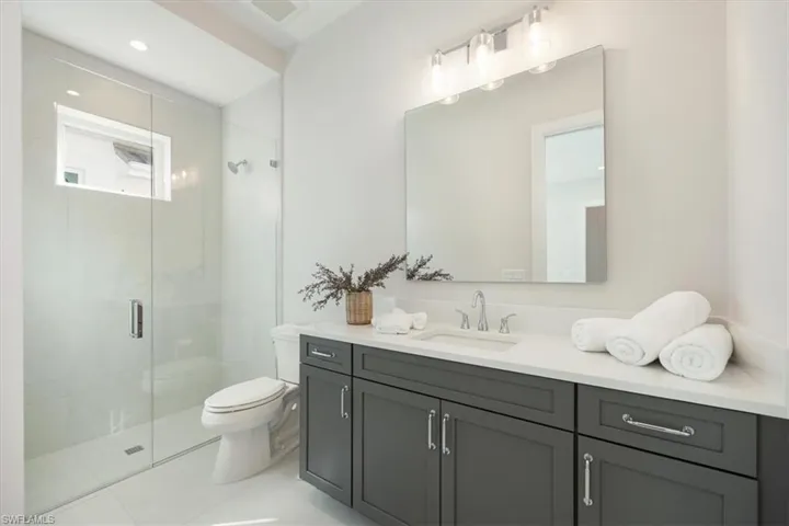 En suite bathroom 3