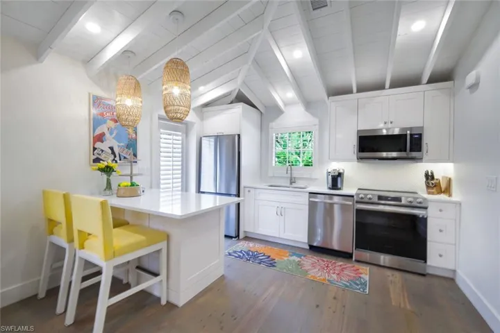 Guest House - Kitchen with Eating Bar