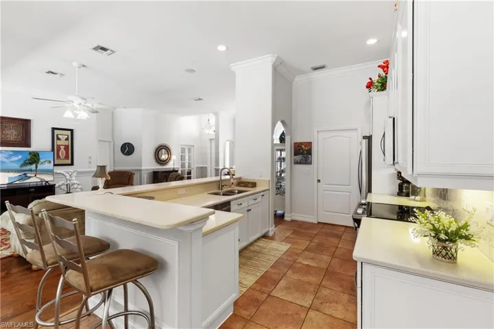 Kitchen/Breakfast Bar/ Tile/Solid Surfase Counters