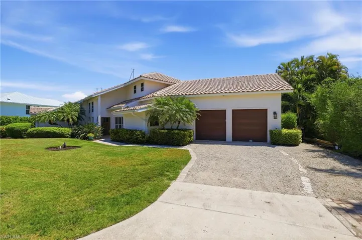 2 car garage and driveway fits 4 easy