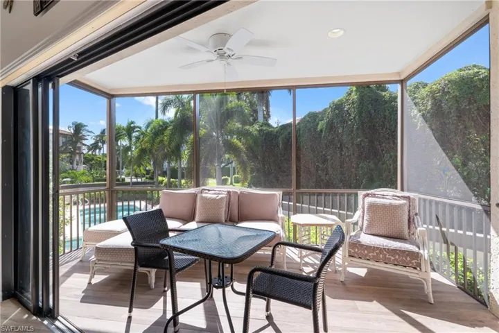 Sunroom / solarium with ceiling fan