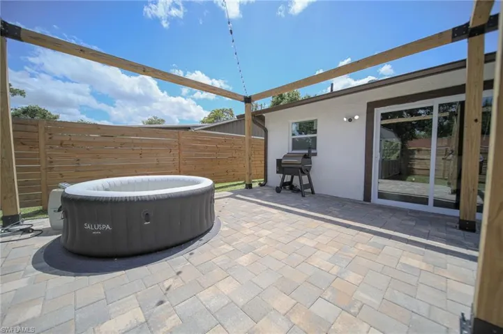 View of hot tub and outdoor grilling area/ Spa incl en venta (hablar con agente)
