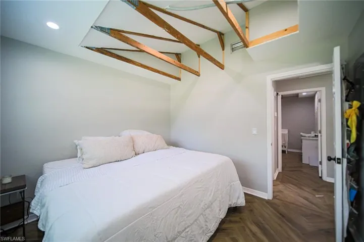 Bedroom with hallway exposure/ Habitacion con presencia de pasillo
