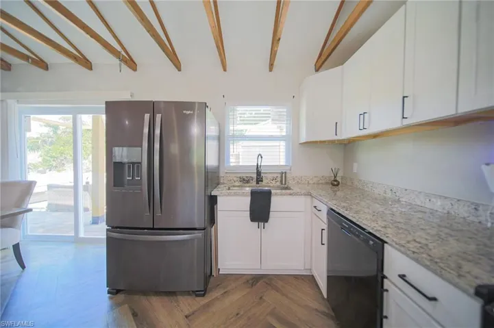 Kitchen, white cabinets/ cocina gabinetes blanco
