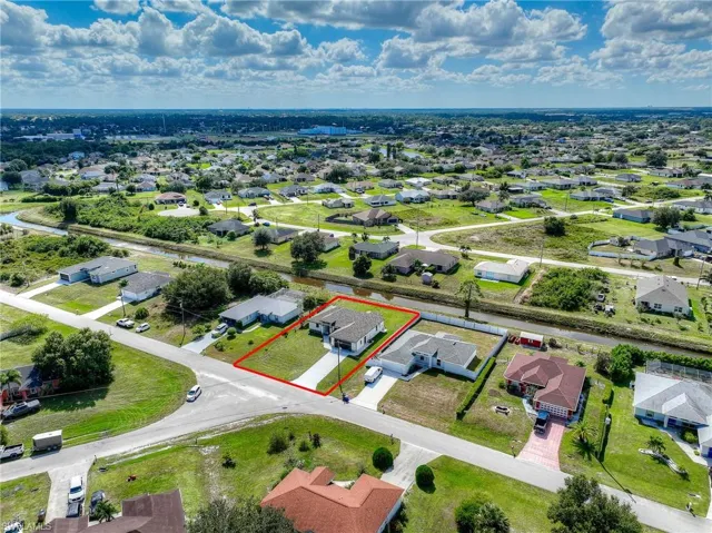 Aerial view of residential area featuring property parcel outlined