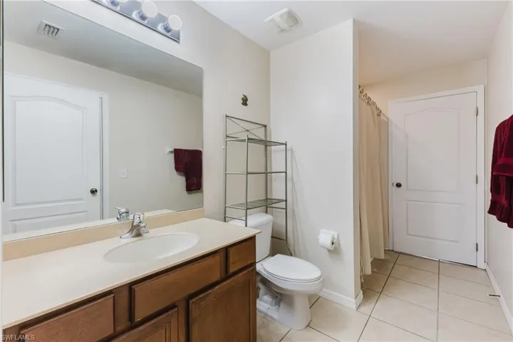 Jack & Jill bathroom for your guests.