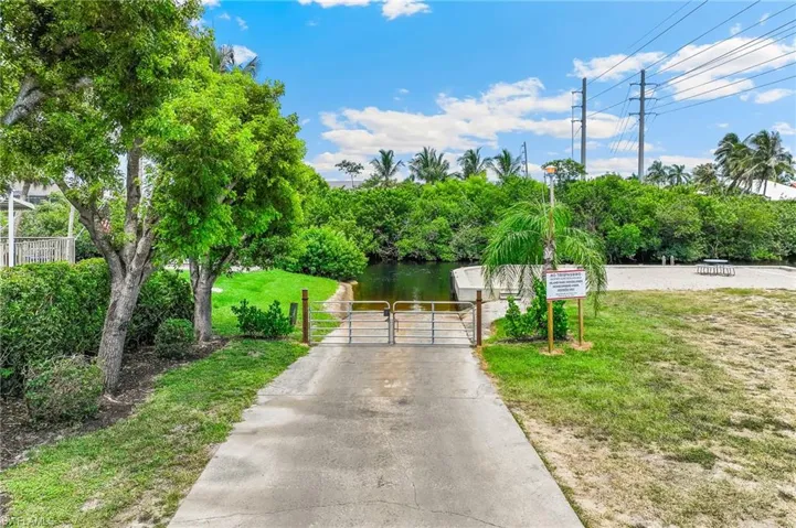 Community boat ramp to GULF! 15 minutes to bay and 10 more minutes to the gulf.