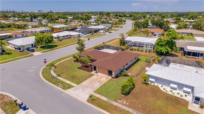Tucked in a beautiful community with a classic Floridian style just minutes from shopping and dinning!