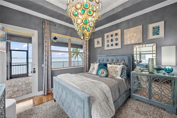 Guest bedroom w/screened balcony access