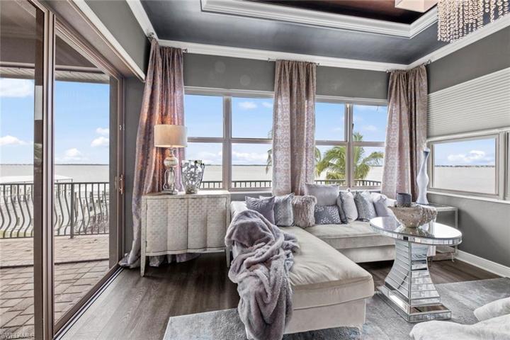 Master suite sitting area