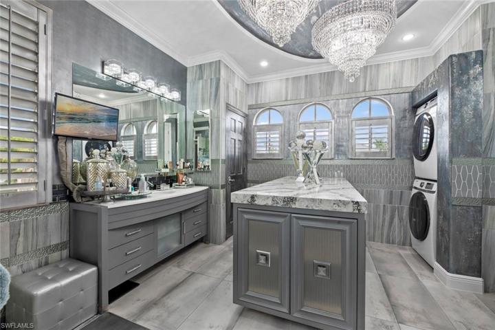 Master bath w/Laundry