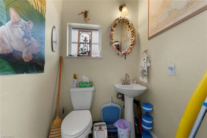 Pool 1/2 bath on lanai