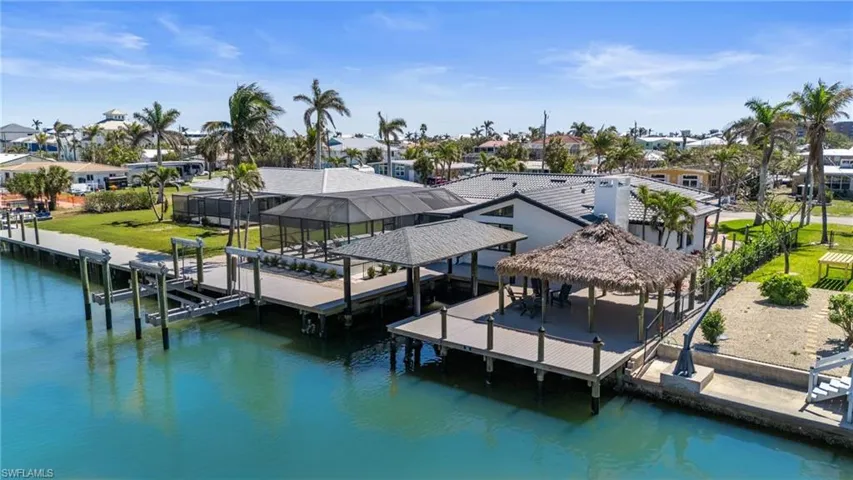Massive outdoor oasis!    (Photo digitally enhanced)