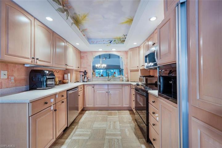 Kitchen w/Dining Pass Through