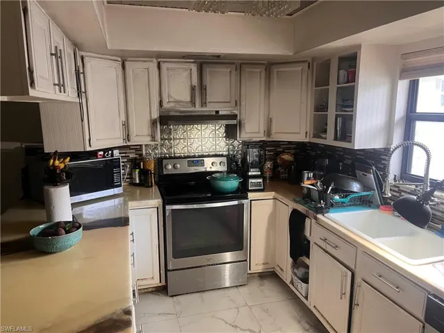 781  107th  AVE, Naples, FL 34108