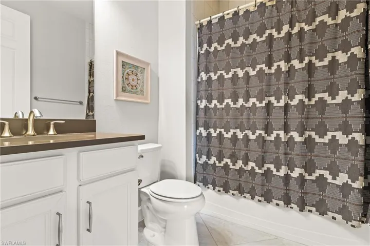 Guest Bathroom w/White Shaker Vanity, Quartz Countertop & Tub/Shower Combo