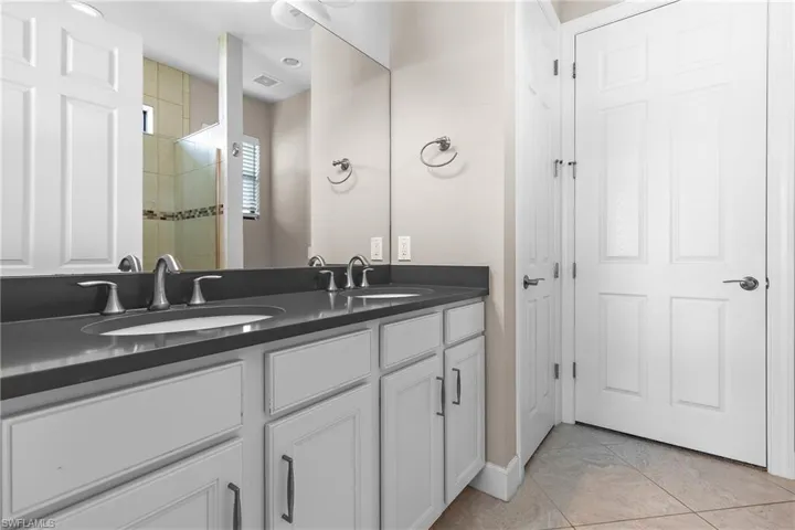 Ensuite Owner's Bathroom w/Dual Sinks, White Shaker Vanity & Quartz Counters