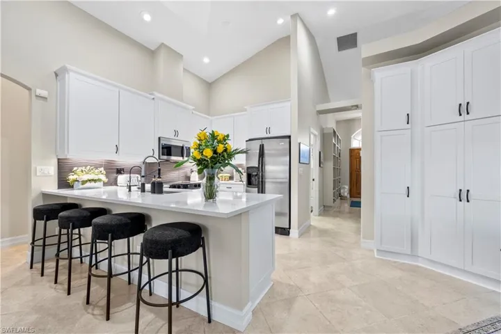 Look at the beautiful kitchen!