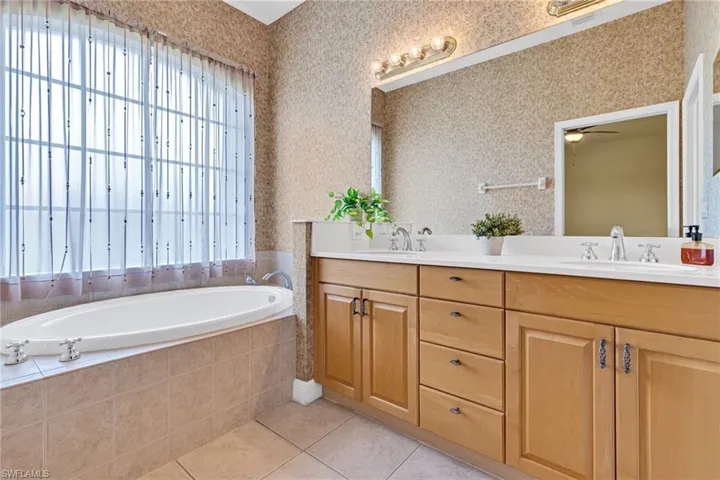 Dual sinks Soaking Tub