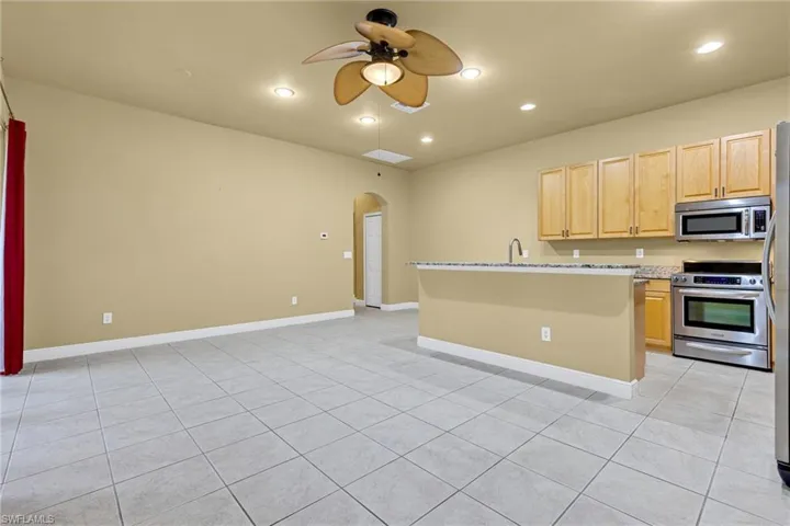 Spacious Family and Kitchen with Breakfast Bar