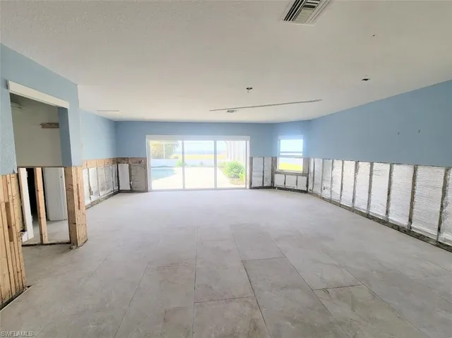 Owner's Suite w/Sliders to Lanai