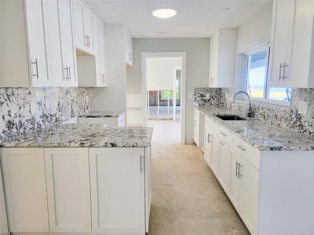 Kitchen w/Shaker Cabinets & Granite Countertops