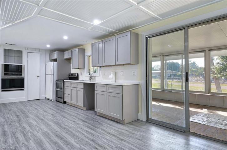 23 Derhenson DR, NAPLES FL 34114