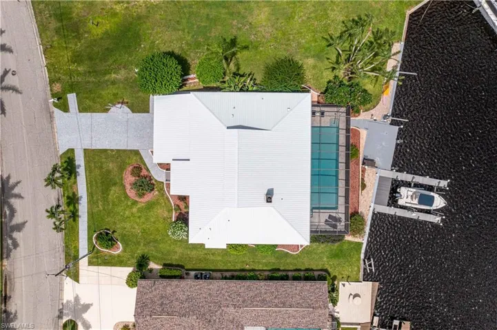 Birds eye view of property