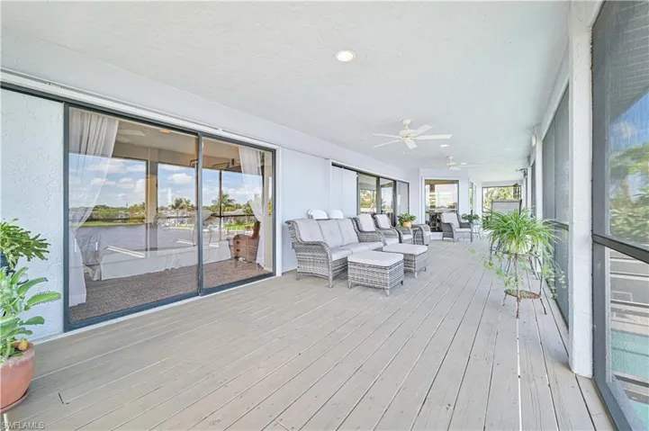 Sunroom with ceiling fan