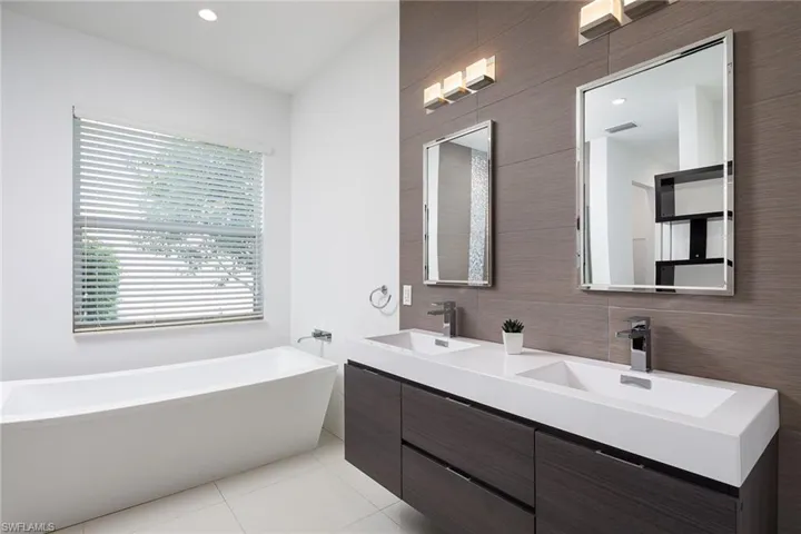 6816  Del Mar  TER, Naples, FL 34105