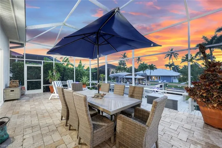 Plenty of room for indoor AND/OR outdoor entertaining!
