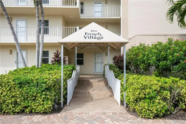 Great location off S. Collier!