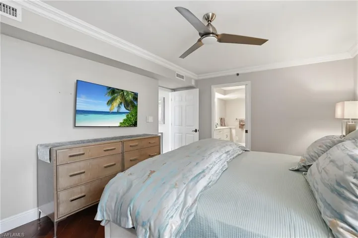 Beautiful peaceful space with crown molding